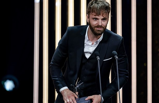 Tim Hofman met zijn prijs